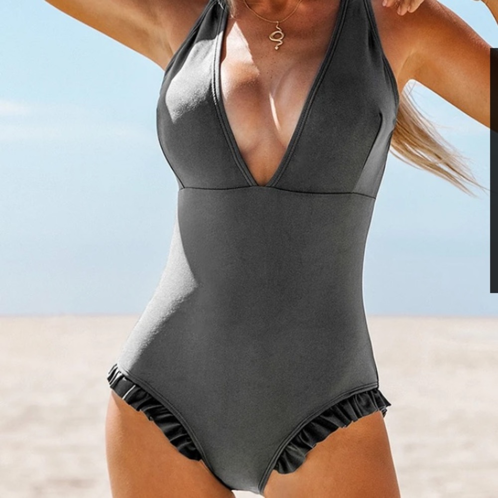 Cupshe Sweet Smile Solid One-Piece Swimsuit - L